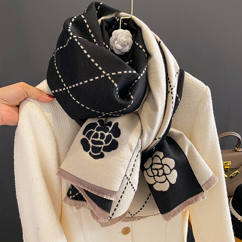 Woven Scarf Blanket - Zimowy szal damski, luksusowy wzór w