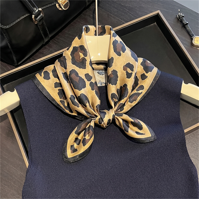 Jedwabna apaszka w panterkę, b – Scarf Silk Square recenzja i cena