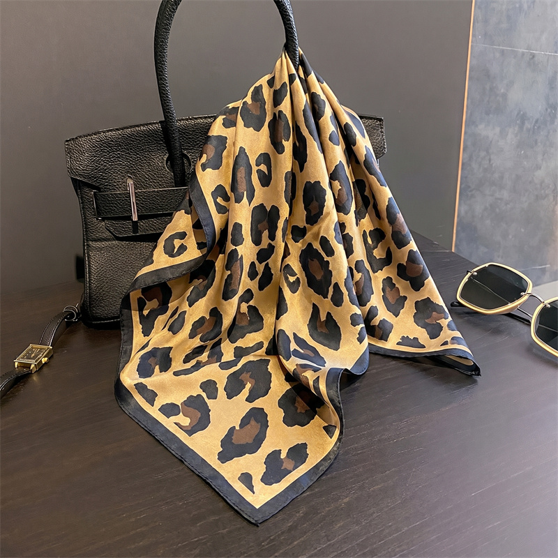 Jedwabna apaszka w panterkę, b – Scarf Silk Square recenzja i cena